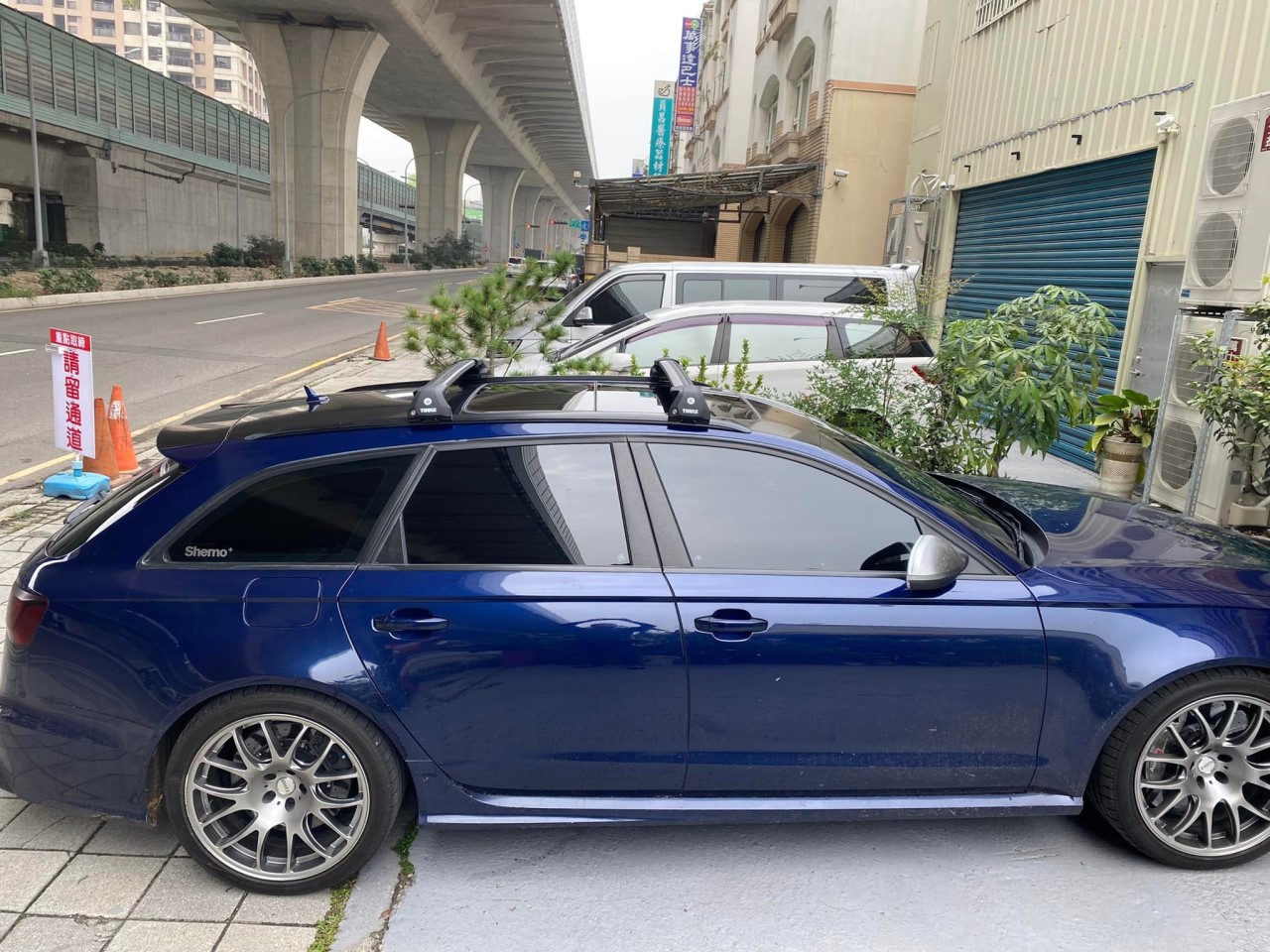 【THULE】THULE WingBar Edge黑色包覆式橫桿 & THULE Vector Alpine 鈦色車頂箱---AUDI A4 Avant 實裝