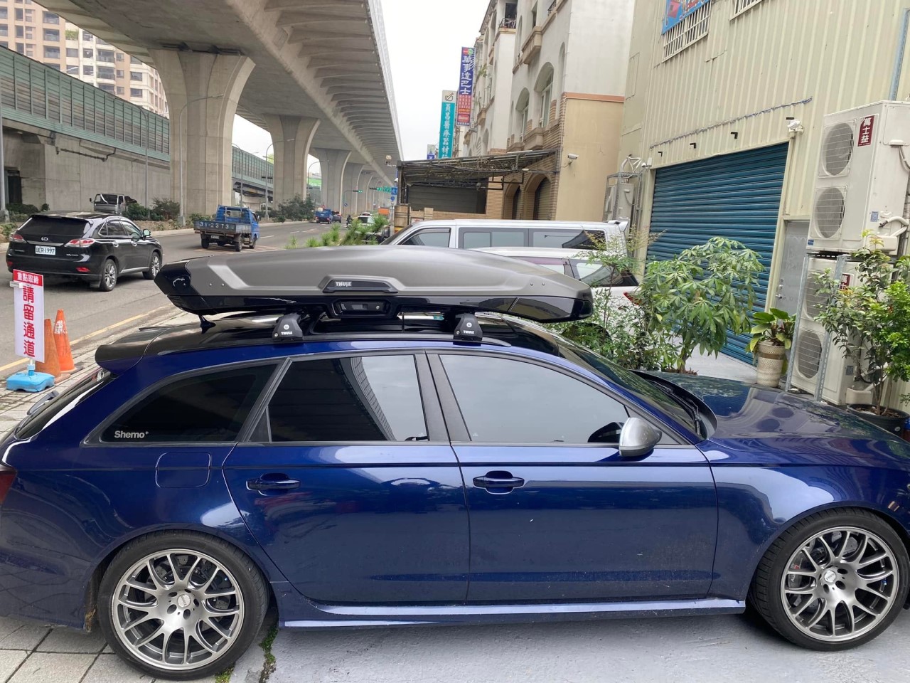 【THULE】THULE WingBar Edge黑色包覆式橫桿 & THULE Vector Alpine 鈦色車頂箱---AUDI A4 Avant 實裝